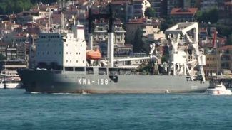 Rus savaş gemisi İstanbul Boğazı'ndan geçti