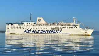 Piri Reis Üniversitesi Gemisi Autoport'a demirledi
