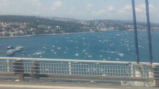 Yüzlerce tekneden darbe ve terör protestosu