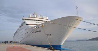 Barış Gemisi, Kuşadası Limanı'na yanaştı