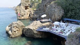 Antalya falezlerinde deniz keyfi