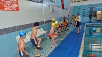 Erzurum'da şampiyon yüzücüleri yetişiyor