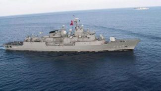 Rum gemisine Türk fırkateyni engeli