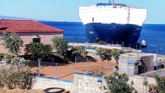 Türk gemisi karaya oturdu