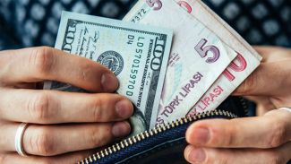 Dolar bayram dinlemiyor
