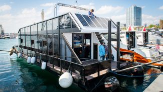 Enerjisini güneşten alan yüzen ev, fuarın gözdesi oldu