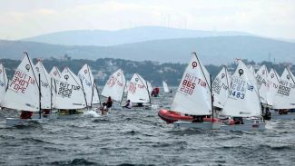 Yelken rüzgarı Çeşme'de esti