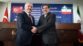 Bakan Arslan, Tahran`da Bakan Abbas Ahundi ile görüştü