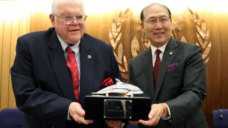 Dr. Wiswall’a “2015 Uluslararası Denizcilik Ödülü” verildi