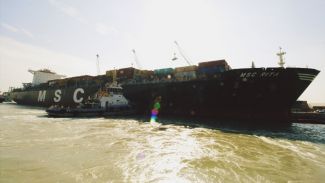 Dev konteyner gemisi Irak limanına yanaştı