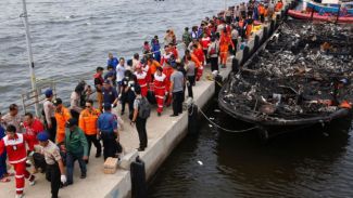 Endonezya’da turist teknesi alevler içinde kaldı: 23 ölü!