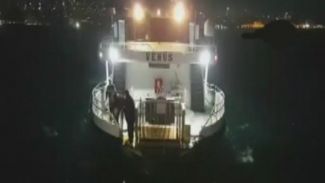 Tekneyle boğazın ortasında mahsur kaldılar