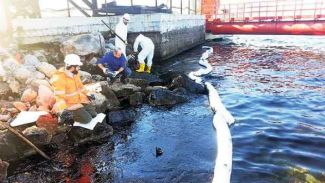 100 tondan fazla fuel-oil denize döküldü