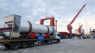 200 tonluk asfalt plenti Senagal'e doğru yola çıkıyor