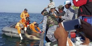 Malezya'da 15 kişiyi taşıyan tekne alabora oldu