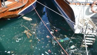 Antik Liman’da denizdeki kirlilik utandırıyor