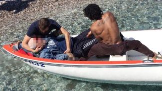 Emekli gemi teknikeri 20 metreden kayalıklara düştü