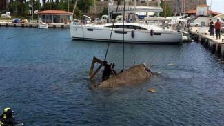 Barınakta batan kaçak teknesi "Daffodil" denizden çıkarıldı