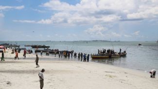 Afrikalının balığını beyaz adam yiyor