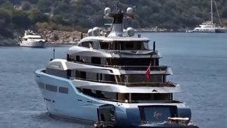 Lüks yat 'AVIVA'yı görmek için sahile akın ettiler