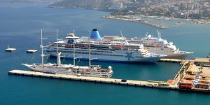 Kuşadası’na aynı gün 3 gemi ile 2920 turist geldi