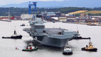 HMS Queen Elizabeth denizle buluştu