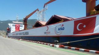 "Umudu Ol" gemisi Yemen için yükünü alıyor