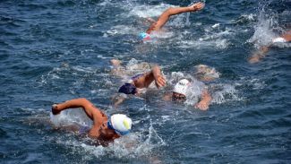 İzmir protokolü Kabotaj Bayramı’nda Foça’da kulaç attı