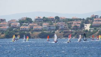 Sörf rüzgârı Seferihisar’da esti