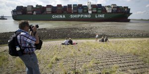 CSCL Jupiter isimli konteyner gemisi karaya oturdu