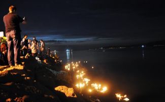 Soma'da ölen işçiler anısına denize 300 kağıt gemi bırakıldı