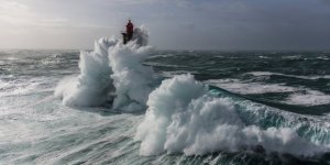 Dalgalara başkaldıran deniz feneri: La Jument