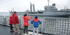Donanma gemileri vatandaşların akınına uğradı