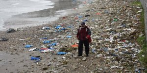 Karadeniz'deki atıklar sahile vurdu
