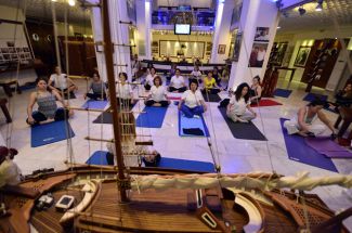 Bodrum'da Deniz kabukları içinde yoga seansı