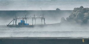 Fırtınaya yakalanan balıkçı teknesi kıyıya vurdu