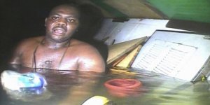 60 saat boyunca batan gemide hayatta kaldı