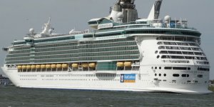 Royal Caribbean gemisinde 300 kişi daha zehirlendi