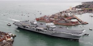 HMS Queen Elizabeth uçak gemisi su alıyor