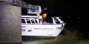 Yolcu gemisi köprüye çarptı: 27 yaralı