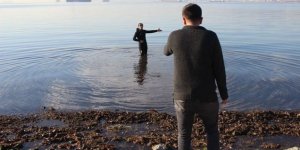 Ceza yememek için kendini denize attı!