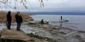 Gölde sular çekildi, kayıklar mahsur kaldı