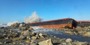 Dalgalar koca gemiyi yaprak gibi karaya sürükledi