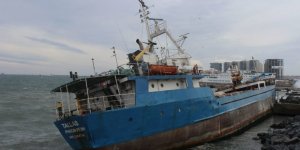 Zeytinburnu'nda yük gemisi karaya oturdu