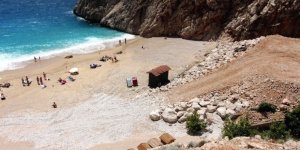 Kaputaş Plajı’na kepçe girdi, ortalık karıştı