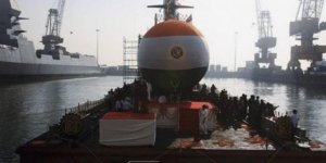 Hindistan’ın üçüncü denizaltısı da suyla buluştu