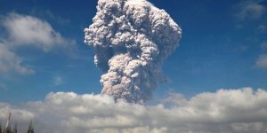 Sinabung Yanardağı kül püskürtmeye başladı!