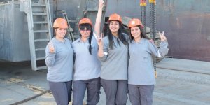 Mersin Limanı'nda ticaret trafiğine yön veren kadınlar