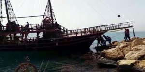 Antalya’da tur teknesi kayalıklara çarptı