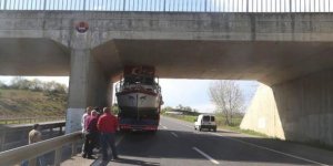 Tekne üst geçide sıkışan tekne hasar gördü